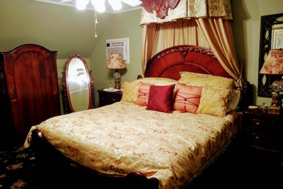 The Dickinson Room - Bed & Mirror