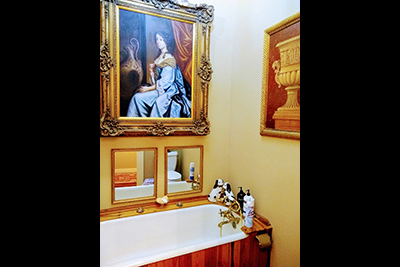 The Francis Thompson Room - Seperate Bathroom with Claw Tub