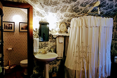 The Tennyson Room - Sink, Tub & Bathroom